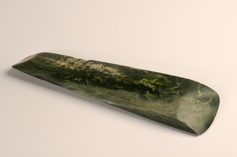 Toki pounamu, pounamu/greenstone, 395 x 808 x 33mm, Collection of Aratoi Wairarapa Museum of Art and History. Gift of Stephen Pye.